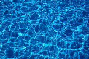 En una piscina, no sólo hay agua. Protege tus ojos con unas gafas de natación.